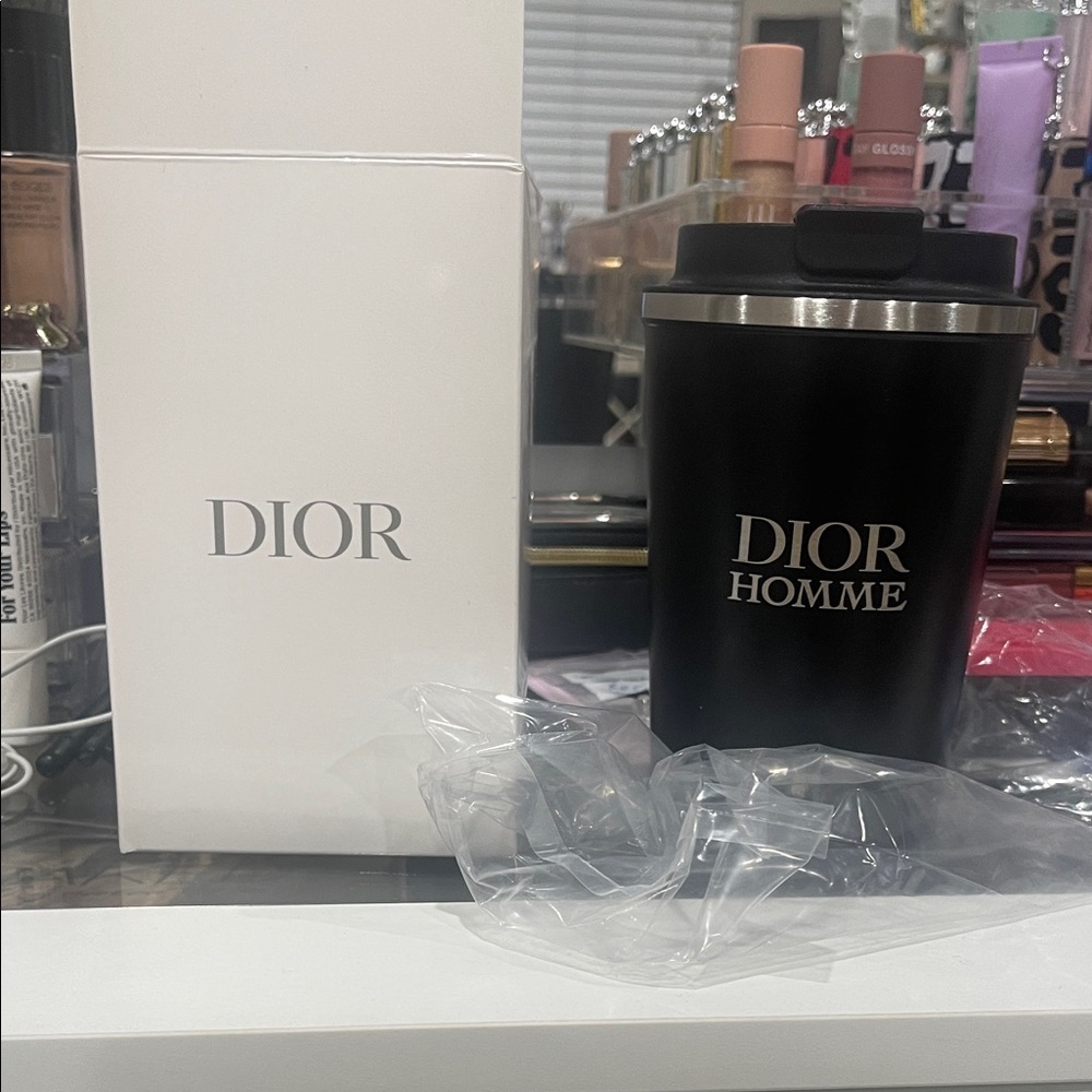 New in box Dior Black Insulated Mug ⭐️⭐️⭐️⭐️⭐️⭐️⭐️